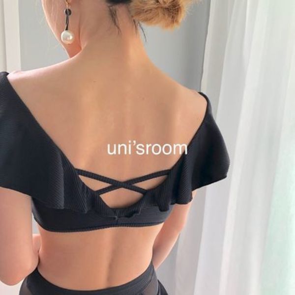 背中も抜け目のないキュートさを。