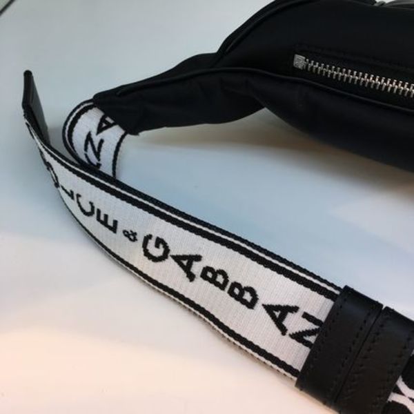 ストラップ部分はブランドロゴが。