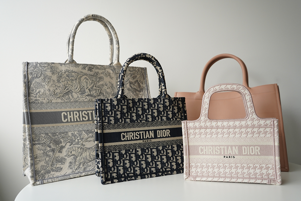 永久保存版】名品バッグ図鑑 vol.3 ♡DIOR(ディオール)のBOOK TOTE 永久保存版】名品バッグ図鑑 vol.3 ♡DIOR(ディオール)のBOOK TOTE