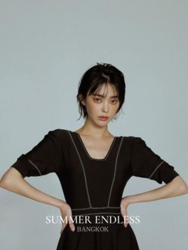 胸元は「V」じゃないから◎