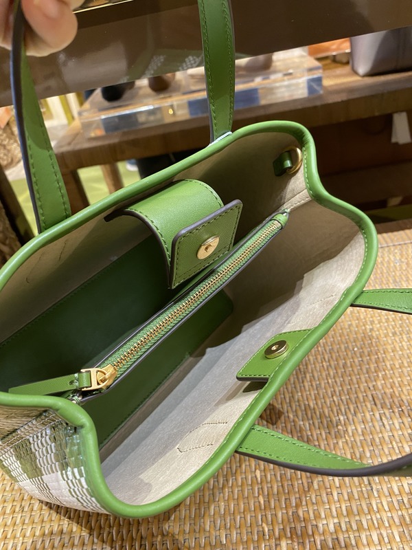 マグネットタイプ&真ん中のファスナー仕切りが最高。