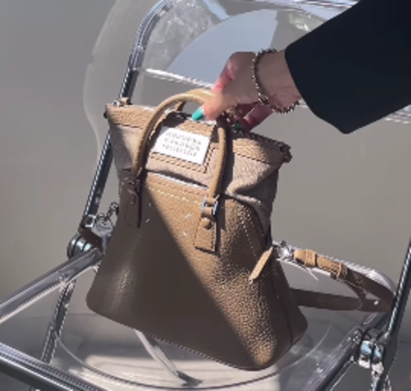 たて18cm × よこ26cm × マチ13cm