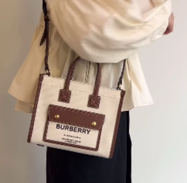 長さ調節可能なショルダーストラップ付き!