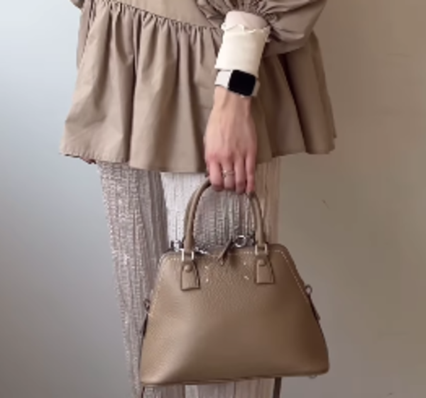 お好みでバッグの“印象”が変えられるダブルジップ仕様!