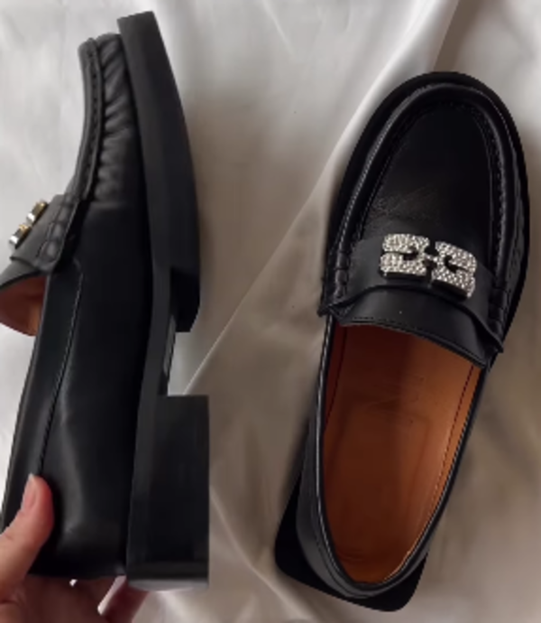 “ひと癖”ある四角いソールが洒落感たっぷり!