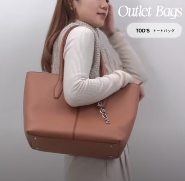 腕や肩にかけやすいロングハンドル!