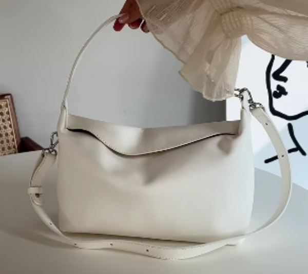 曲線的なフォルムが美しいネームレスバッグ!