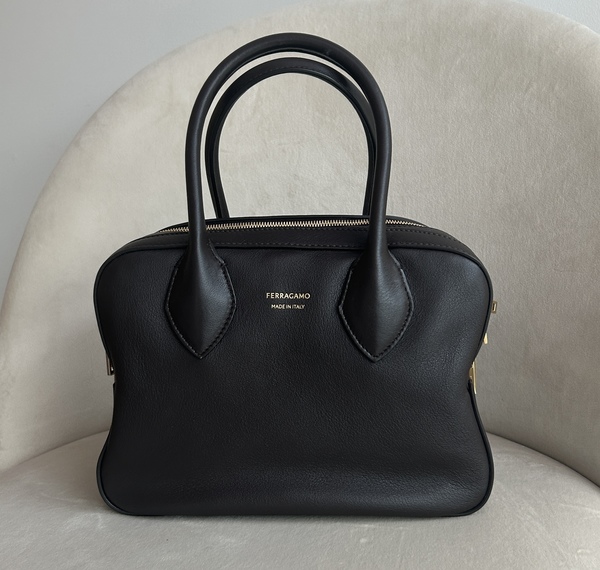 サイズ : たて27cm × よこ23cm × マチ15cm