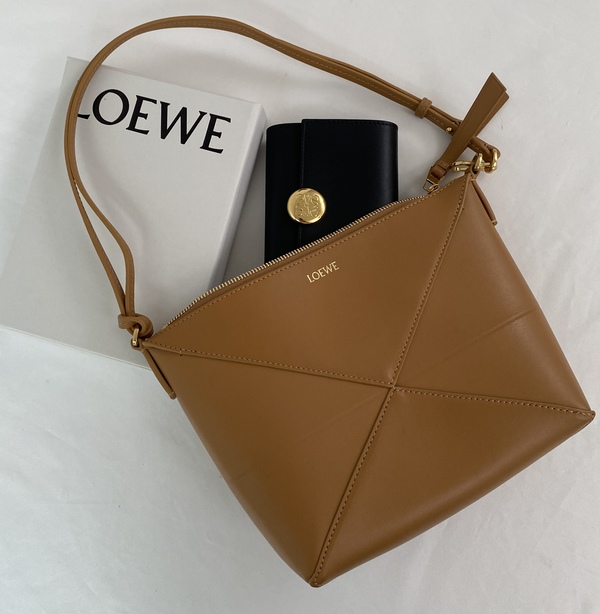 サイズ : たて16cm × よこ23cm × マチ6.5cm