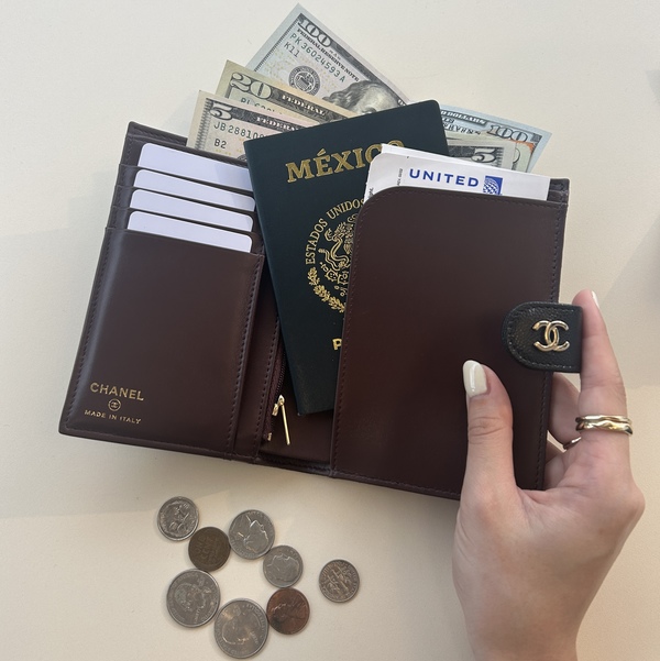 ストレスなく開閉することができるスナップボタン仕様!