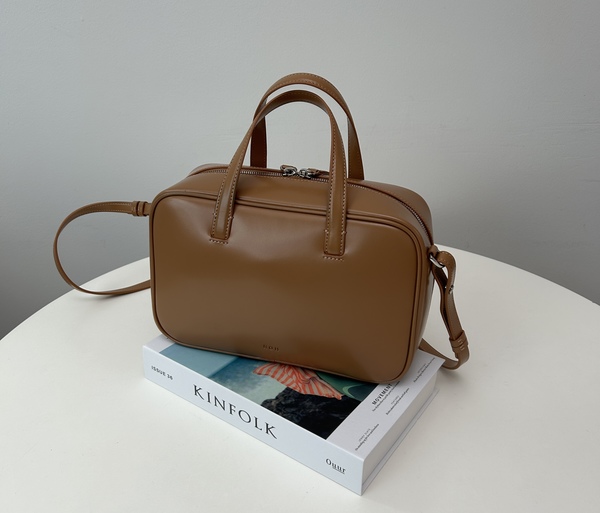 サイズ : たて16cm × よこ26cm × マチ8.5cm