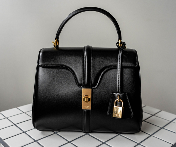 サイズ : たて15.5cm × よこ18.5cm × マチ9cm