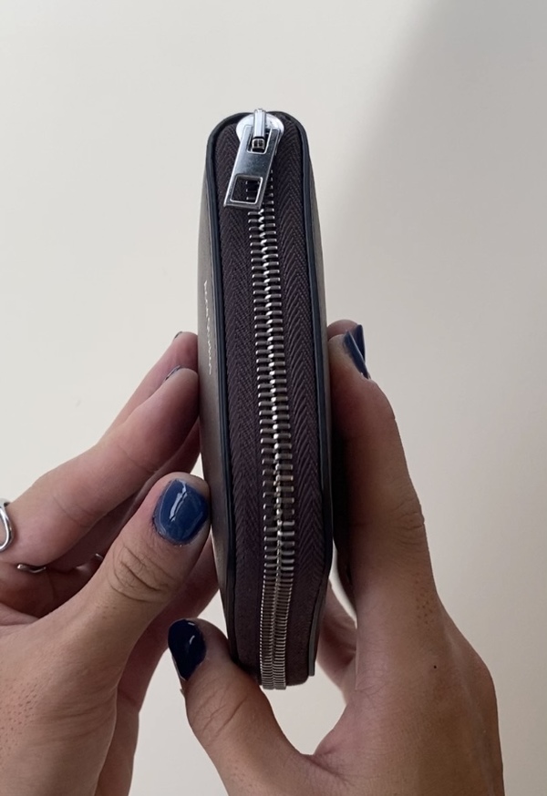 ミニバッグのなかでも邪魔にならない薄さ!