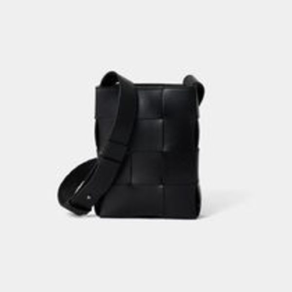 送料関税込★BOTTEGA VENETA★カセット ショルダーバッグ★BLACK