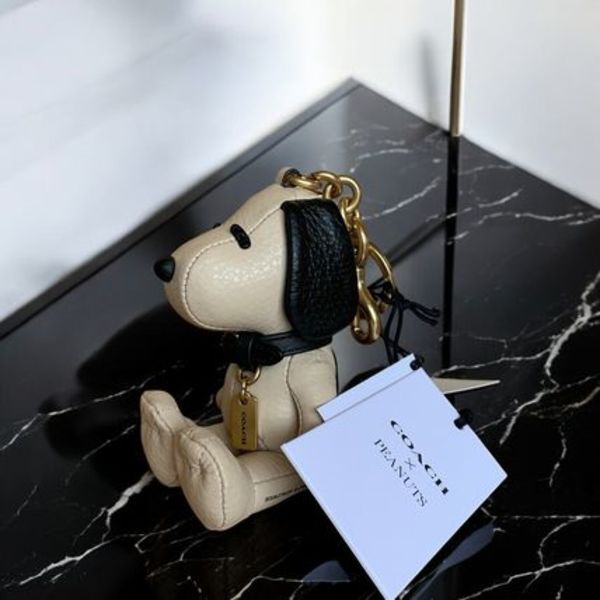 すぐ届く COACH x スヌーピー スヌーピー バッグチャーム