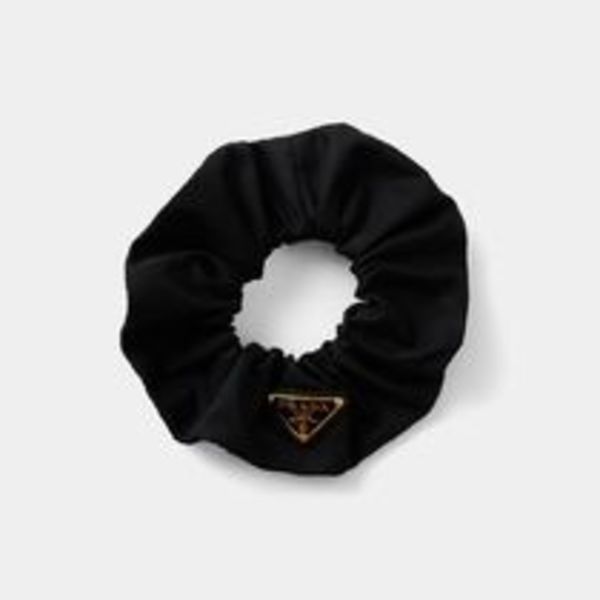 【国内発送!】PRADA Re-Nylon シュシュ ゴールドロゴ