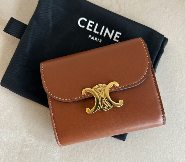 【使いやすいサイズ感♡】セリーヌ ミディアムウォレット □CELINE□ミディアム ストラップ ウォレット / 二つ折り財布