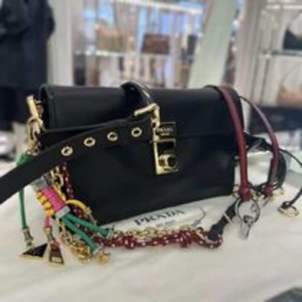 PRADA【新作】チャーム付 スモール ショルダーバッグ【関税無】