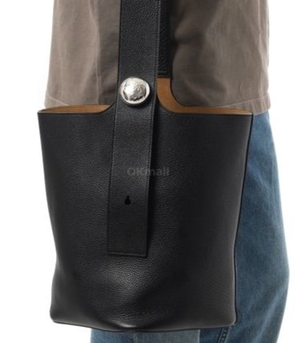 LOEWE| (Large Pebble bucket in supple grained calfskin