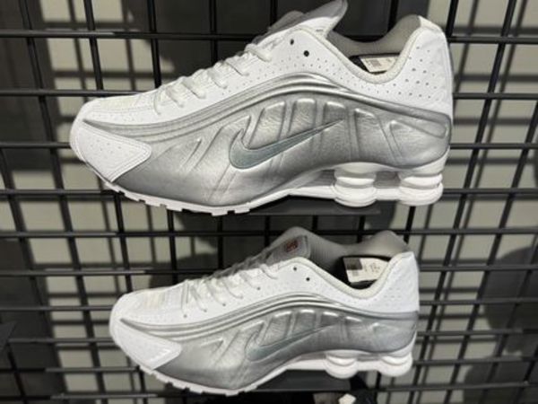 Nike ナイキ ショックス R4 ウィメンズシューズ