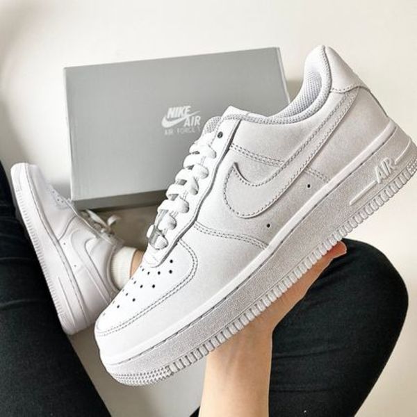 話題大人気モデル☆ NIKE AIR FORCE 1 Triple White  入手困難品
