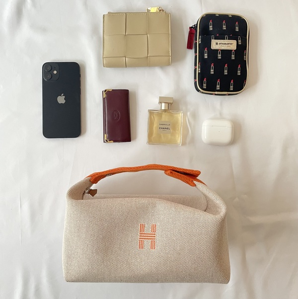 必需品がきれいに収まるサイズ感!