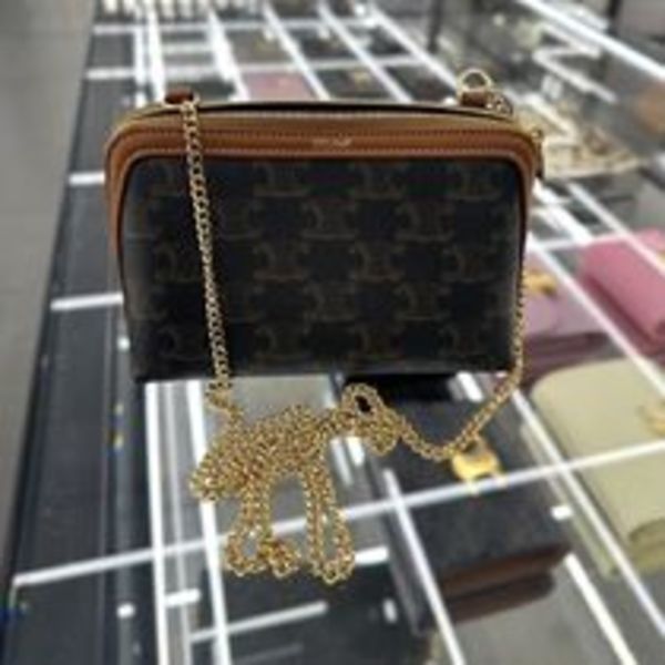 CELINE チェーン付きクラッチ トリオンフ ▲10E382CBX.04LU