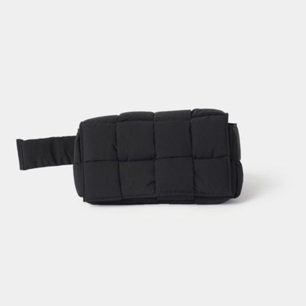 関税負担なしBOTTEGA VENETAパデッドテックカセットベルトバッグ