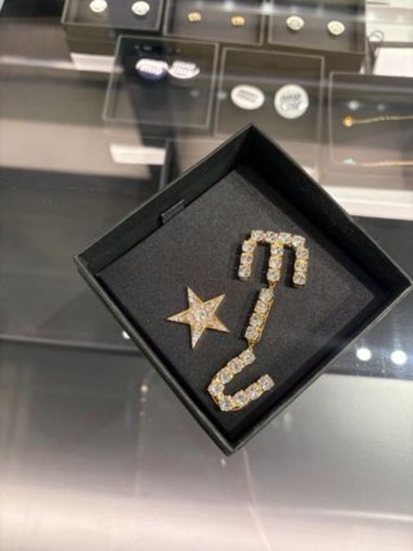 関税込み♪紗栄子愛用☆miumiu☆クリスタル付メタルロゴピアス