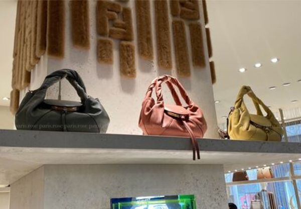 25AW フェンディ FENDI スパイ スモール レザー ハンドバッグ