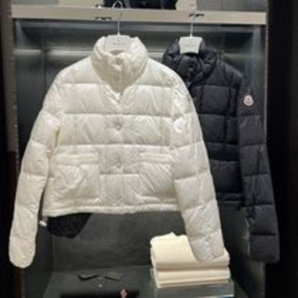◆ショート丈が可愛い◆ Moncler JARCIEU