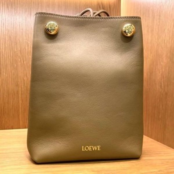 LOEWE ぺブル ポーチ(スムースカーフ)CANBSPPX01▲Oak