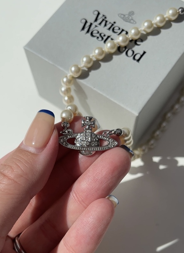 装いの“外し役”としても活躍するロマンティックデザイン!