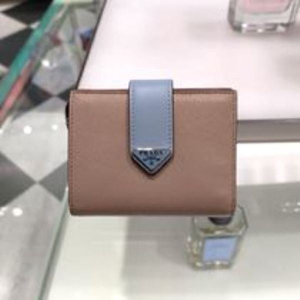 25新作 PRADA スモール サフィアーノ タブ 折りたたみ財布