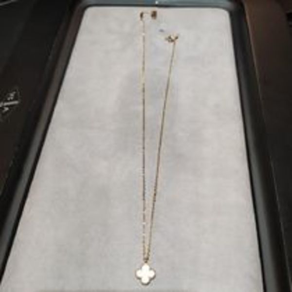 Van Cleef & Arpels クローバー ネックレス・ペンダント パール