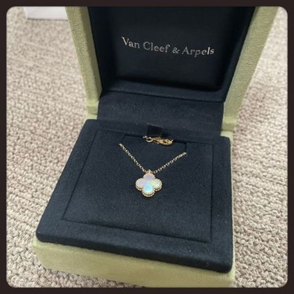 【Van Cleef & Arpels】スウィートアルハンブラペンダント 白