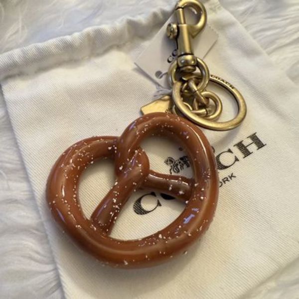 日本完売【COACH】プリッツェル キーホルダー
