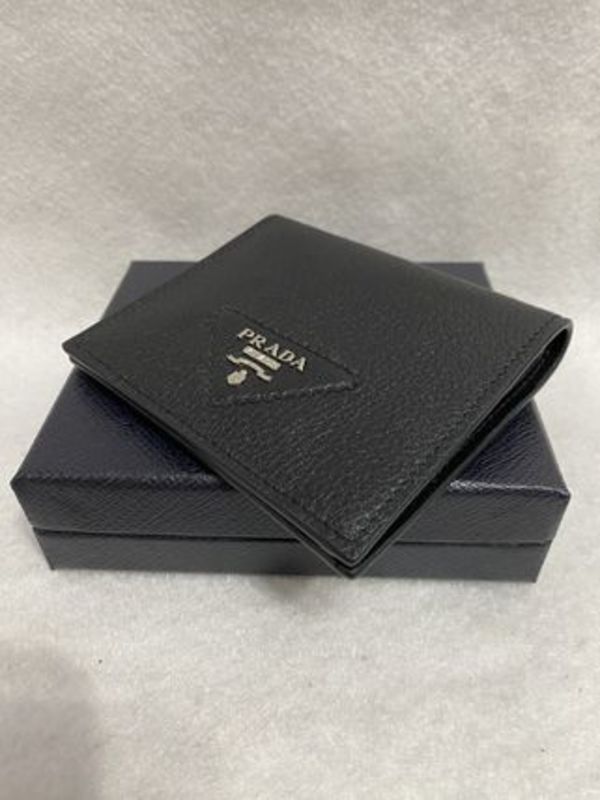 PRADA♪人気トライアングル☆VIT.DAINOレザー二つ折財布2MO004黒