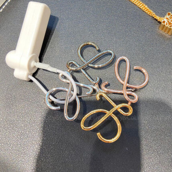 LOEWE☆アナグラムブローチ