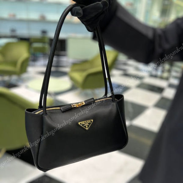すぐ届く!PRADA ミディアム レザー ハンドバッグ