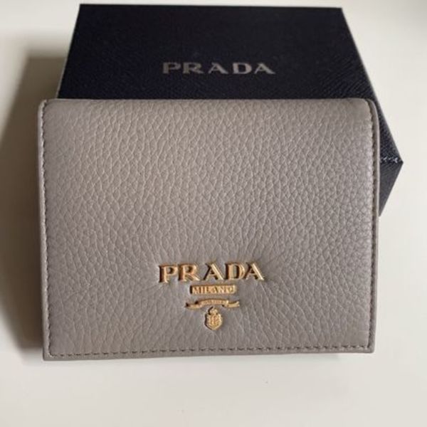国内即納☆《PRADA》VITELLO GRAIN コンパクト財布 ARGILLA
