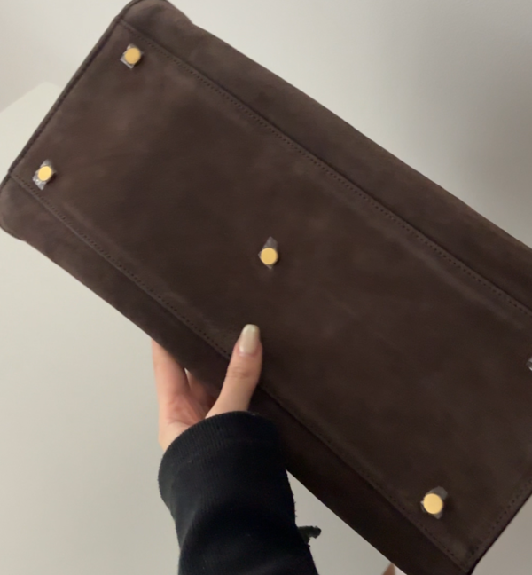 バッグの底面にはダメージ・汚れを防いでくれる底鋲(そこびょう)あり!