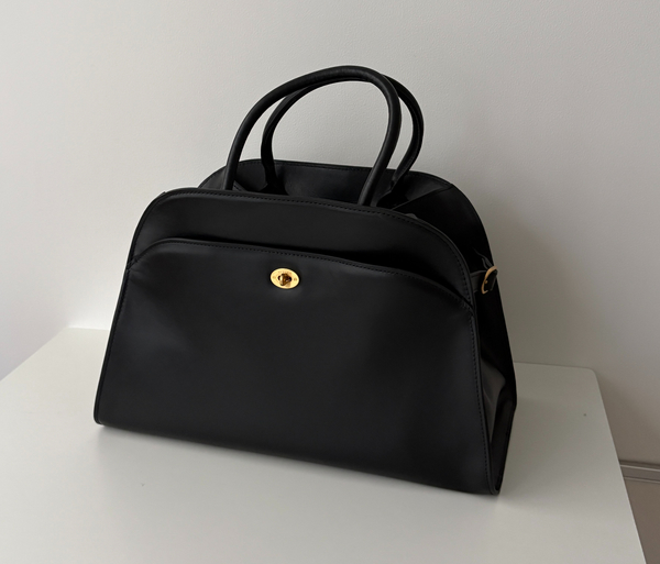 レザータイプも展開あり