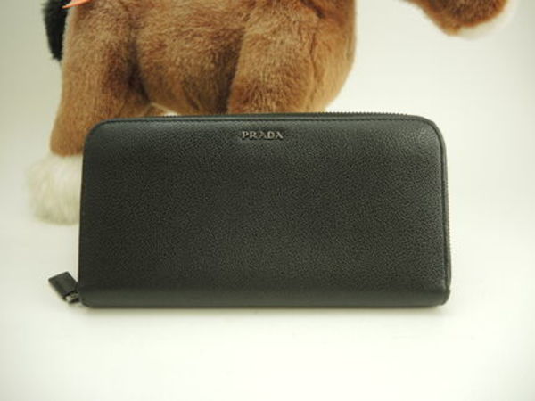 プラダ ロングウォレット 立体ロゴ レザー黒 ラウンドジップ