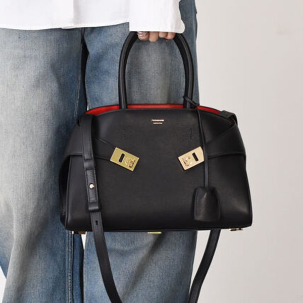 【国内即発】FERRAGAMO Hug バイカラーハンドバッグ M