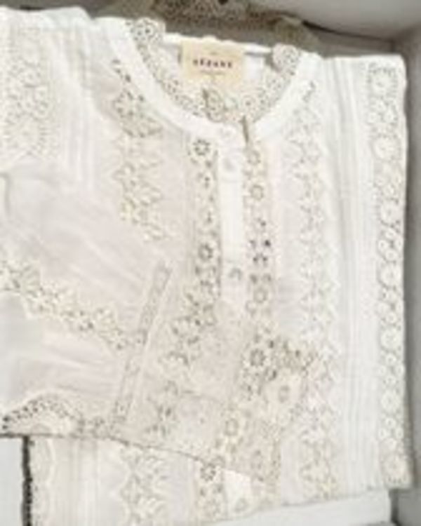 【安心の関税込】セザンヌ 可愛い 刺繍 フリル 襟立 ブラウス