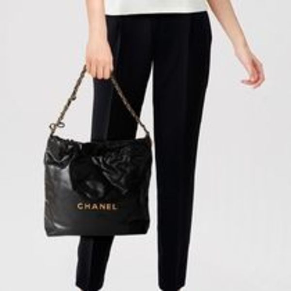 【モデル多数愛用】大人気★CHANEL 22スモールトートバッグ