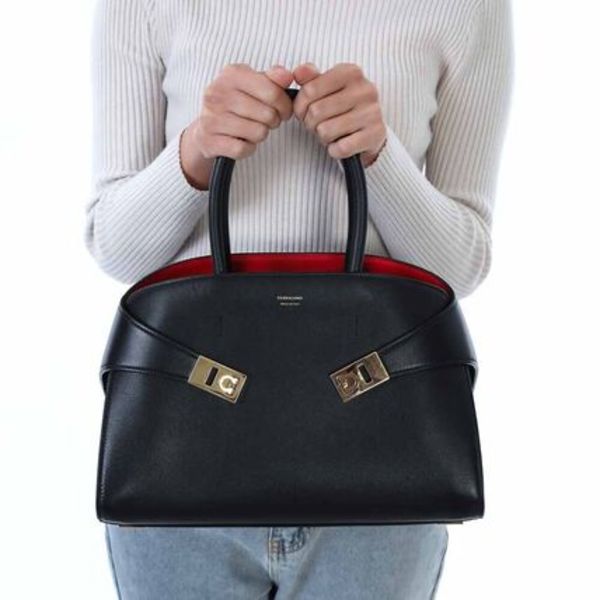 【新品・国内即発】FERRAGAMO 21 5608 767814 Hug ハンドバッグ