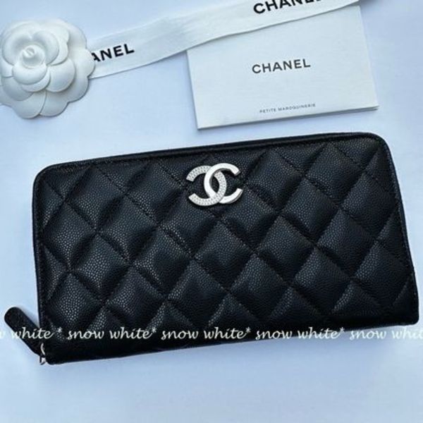 明日着 限定 キラキラxGOLDの大きなCCマーク ZIP 長財布 CHANEL