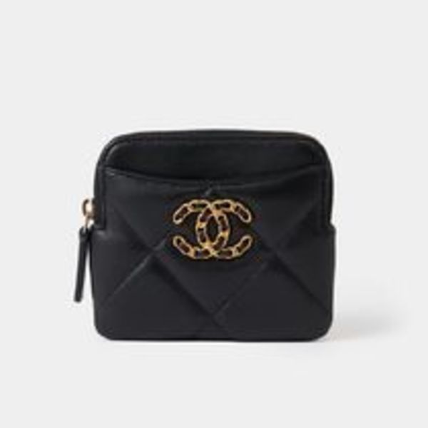 25新作 シャネル 19 ジップ コインパース シャイニーラムスキン